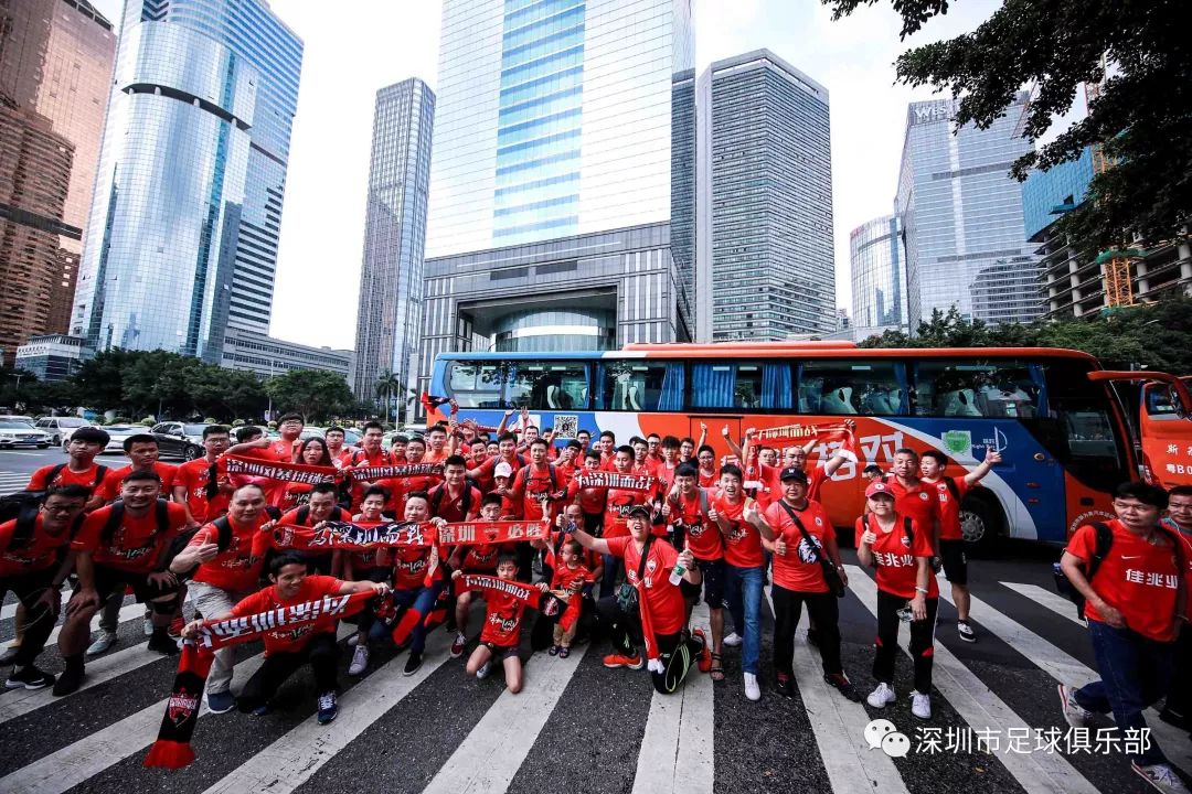 中国台北战神队啦啦队员为球队加油，与球迷互动活跃气氛的简单介绍