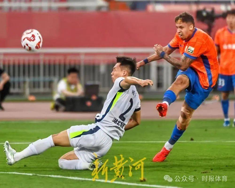 中超-泽卡梅开二度双方7中门框泰山3-1三镇结束两连败